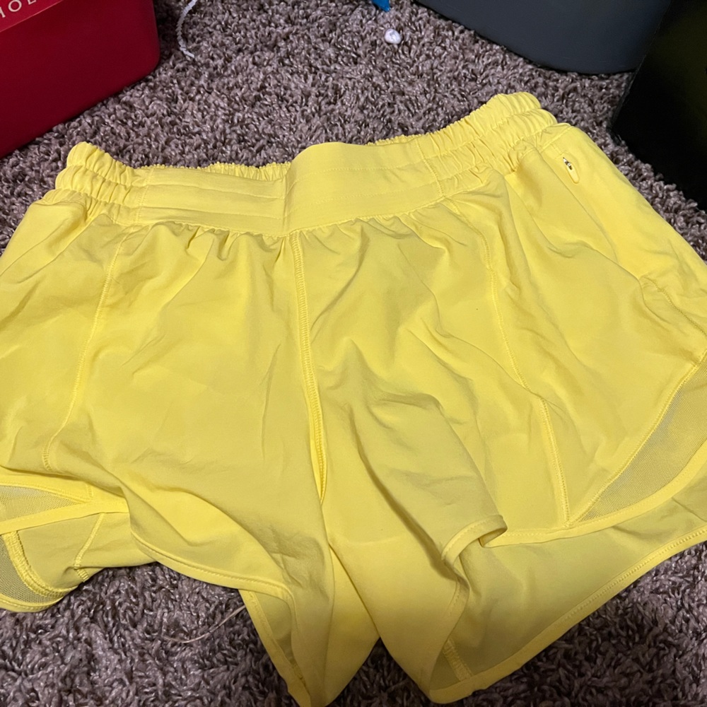 Lululemon Hotty Hot LR Short 4” lined